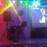O DJ Alex Lino mixa seus hits favoritos ao vivo.