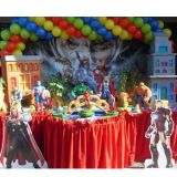 Mesa de decoração infantil no tema Vingadores