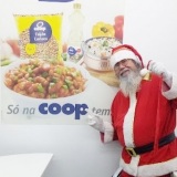 papai Noel visita a loja supermercados COOP