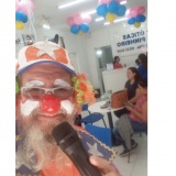 palhaço locutor loja e stand imobiliário