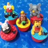 Cupcakes, pirulitos e maçãs decorados
