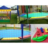 Cama elástica e piscina de bolinhas
