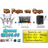 Cama elástica + mesas e cadeiras