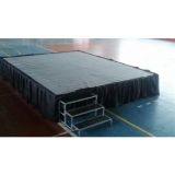 Palco, tendas, banheiros químicos, grades de isola