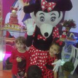 animação de festa com personagem Mickey e minie