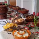 Buffet de churrasco e feijoada.
