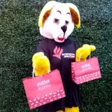 mascote do cachorro ação promo entrega de brindes