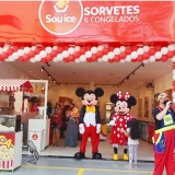 Porta de Loja com personagens vivos animação inaug