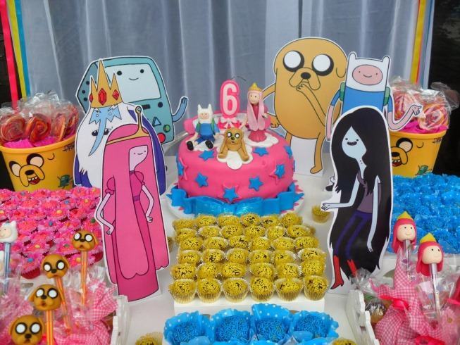 https://drive.google.com/open?id=1-VPXIlH4qdyVK85y0qTdd4y0EXYqGbKr Você gosta de festas temáticas e está em dúvida sobree como dar uma festa especial para a criançada? Então você está no lugar certo. Neste post vamos falar de temas de festas incríveis para arrasar no dia das crianças. Use um desses temas, escolha um lugar mágico, coloque muitos brinquedos para os pequenos e pronto! O sucesso da sua festa está garantido. Unicórnios https://drive.google.com/open?id=1nQ-yOW5NpuzHW6CaWRRO2k7eV7xQDZPI Unicórnios são lindos, fofos, as crianças adoram e com certeza vão amar uma festa de dia das crianças com esse tema. Eles são lindos e estão por toda a parte: em mochilas, cadernos, calçados, copos e podem ser utilizados em tudo, inclusive em temas de festas maravilhosos. E, para combinar com as cores do tema da festa, que tal colocar um carrinho de algodão doce? As crianças vão adorar! Chapeuzinho Vermelho https://drive.google.com/open?id=1D9aH76_dFkpfyvQ2a3N7nFHrlK2fkLr6 Neste conto de fadas, a protagonista é uma menina de chapéu vermelho que vai visitar a avó e leva uma cesta de doces. Ela é surpreendida e atacada pelo lobo mau. Esse é um dos temas de festas clássicos e pode ser perfeito para a decoração infantil de uma festa de dia das crianças incrível. E o que não pode faltar numa festa de Chapeuzinho Vermelho? Isso mesmo, cestinha de doces. Mickey Mouse https://drive.google.com/open?id=1QHn0j-wgN0xKRyQuOfDwLSf84N-TWLDS Esse ratinho, o personagem mais famoso da Disney, é amado por todas as crianças, sendo um dos temas de festas mais pedidos mundo afora. O foco é ter as cores que remetem ao personagem nos painéis decorativos. Use muito do preto, vermelho e branco. Essa festa de dia das crianças será simplesmente o máximo. Madagascar https://drive.google.com/open?id=1_QJrGUTUC3TGNpGkaPCpC_PYmRzkerYM Um leão, uma zebra, uma girafa e uma hipopótama. Ah, claro, uma turma de pinguins cheios de mistérios e planos secretos e um grupo de lêmures completamente alucinados. Esses personagens são o segredo da Saga Madagascar. Filmes de sucesso entre o público infantil, vão transformar qualquer festa em um sonho para toda criança. Que tal colocar personagens vivos, para fazer desse sonho, realidade? Hora da aventura https://drive.google.com/open?id=1lm5L1sYwpIY9tKYS_2qPz7gnwNiuIFyN A série segue as aventuras de Finn, um garoto humano aventureiro e o seu melhor amigo e irmão adotivo Jake, um cão com poderes que lhe permitem alterar a forma e tamanho conforme a sua vontade. Mais um tema que fará sucesso com a garotada no dia das crianças. Você ainda pode abrilhantar a festa, disponibilizando a pintura facial dos personagens. Moana https://drive.google.com/open?id=1ii2ZQ27FHG3kJljSyHNt_CtzIonHVjsm Moana é uma corajosa jovem, filha do chefe de uma tribo na Oceania. Querendo descobrir mais sobre seu passado e ajudar a família, resolve partir em busca de seus ancestrais, habitantes de uma ilha mítica que ninguém sabe onde é. Acompanhada pelo lendário semideus Maui, Moana começa sua jornada em mar aberto, onde enfrenta terríveis criaturas marinhas e descobre histórias do mundo natural. Outro dos temas de festas incríveis para você bombar sua festa. Essa animação tem uma trilha musical maravilhosa que cativará adultos e crianças, sendo perfeita para a festa. Escolha entre temas de festas incríveis: dia das crianças Agora que você já está por dentro dos melhores temas de festas para o dia das crianças, pode organizar a festa mais incrível já vista pelos seus convidados. Gostou das dicas? Comenta aí para a gente saber.