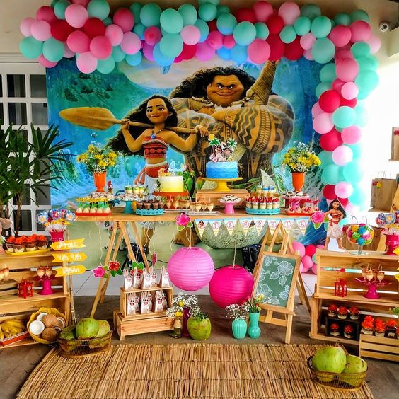 https://drive.google.com/open?id=1-VPXIlH4qdyVK85y0qTdd4y0EXYqGbKr Você gosta de festas temáticas e está em dúvida sobree como dar uma festa especial para a criançada? Então você está no lugar certo. Neste post vamos falar de temas de festas incríveis para arrasar no dia das crianças. Use um desses temas, escolha um lugar mágico, coloque muitos brinquedos para os pequenos e pronto! O sucesso da sua festa está garantido. Unicórnios https://drive.google.com/open?id=1nQ-yOW5NpuzHW6CaWRRO2k7eV7xQDZPI Unicórnios são lindos, fofos, as crianças adoram e com certeza vão amar uma festa de dia das crianças com esse tema. Eles são lindos e estão por toda a parte: em mochilas, cadernos, calçados, copos e podem ser utilizados em tudo, inclusive em temas de festas maravilhosos. E, para combinar com as cores do tema da festa, que tal colocar um carrinho de algodão doce? As crianças vão adorar! Chapeuzinho Vermelho https://drive.google.com/open?id=1D9aH76_dFkpfyvQ2a3N7nFHrlK2fkLr6 Neste conto de fadas, a protagonista é uma menina de chapéu vermelho que vai visitar a avó e leva uma cesta de doces. Ela é surpreendida e atacada pelo lobo mau. Esse é um dos temas de festas clássicos e pode ser perfeito para a decoração infantil de uma festa de dia das crianças incrível. E o que não pode faltar numa festa de Chapeuzinho Vermelho? Isso mesmo, cestinha de doces. Mickey Mouse https://drive.google.com/open?id=1QHn0j-wgN0xKRyQuOfDwLSf84N-TWLDS Esse ratinho, o personagem mais famoso da Disney, é amado por todas as crianças, sendo um dos temas de festas mais pedidos mundo afora. O foco é ter as cores que remetem ao personagem nos painéis decorativos. Use muito do preto, vermelho e branco. Essa festa de dia das crianças será simplesmente o máximo. Madagascar https://drive.google.com/open?id=1_QJrGUTUC3TGNpGkaPCpC_PYmRzkerYM Um leão, uma zebra, uma girafa e uma hipopótama. Ah, claro, uma turma de pinguins cheios de mistérios e planos secretos e um grupo de lêmures completamente alucinados. Esses personagens são o segredo da Saga Madagascar. Filmes de sucesso entre o público infantil, vão transformar qualquer festa em um sonho para toda criança. Que tal colocar personagens vivos, para fazer desse sonho, realidade? Hora da aventura https://drive.google.com/open?id=1lm5L1sYwpIY9tKYS_2qPz7gnwNiuIFyN A série segue as aventuras de Finn, um garoto humano aventureiro e o seu melhor amigo e irmão adotivo Jake, um cão com poderes que lhe permitem alterar a forma e tamanho conforme a sua vontade. Mais um tema que fará sucesso com a garotada no dia das crianças. Você ainda pode abrilhantar a festa, disponibilizando a pintura facial dos personagens. Moana https://drive.google.com/open?id=1ii2ZQ27FHG3kJljSyHNt_CtzIonHVjsm Moana é uma corajosa jovem, filha do chefe de uma tribo na Oceania. Querendo descobrir mais sobre seu passado e ajudar a família, resolve partir em busca de seus ancestrais, habitantes de uma ilha mítica que ninguém sabe onde é. Acompanhada pelo lendário semideus Maui, Moana começa sua jornada em mar aberto, onde enfrenta terríveis criaturas marinhas e descobre histórias do mundo natural. Outro dos temas de festas incríveis para você bombar sua festa. Essa animação tem uma trilha musical maravilhosa que cativará adultos e crianças, sendo perfeita para a festa. Escolha entre temas de festas incríveis: dia das crianças Agora que você já está por dentro dos melhores temas de festas para o dia das crianças, pode organizar a festa mais incrível já vista pelos seus convidados. Gostou das dicas? Comenta aí para a gente saber.