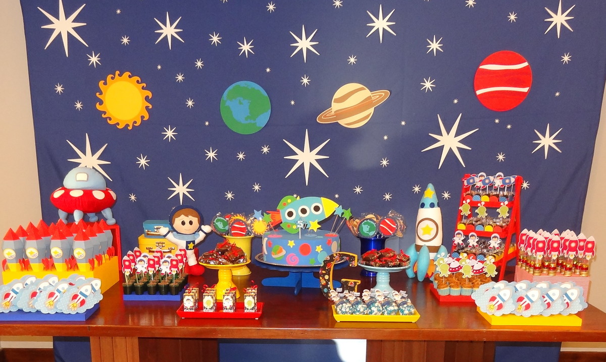 Temas de festas incr&iacute;veis: anivers&aacute;rio no espa&ccedil;o