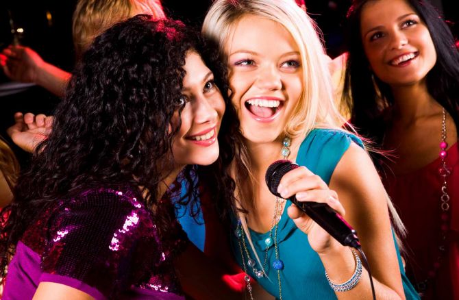 amigas cantando no karaoke amigas cantando no karaoke