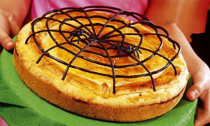 empadao-de-abobora-frango-com- Empadão decorado com teia de aranha