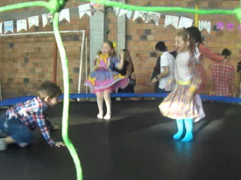 festa junina cama elástica