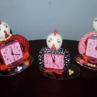 Biscuit: relógios com decoração temática: Galinha pintadinha