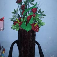 Arranjo em EVA com base tronco de madeira