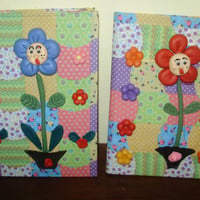 Caderno forrado em tecido e aplicação decorativa em biscuit