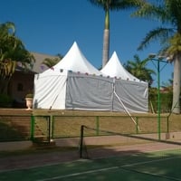 Tendas Modelo Chapéu de Bruxa 4x4 com fechamento lateral.