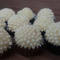 brigadeiro branco com pérolas comestíveis