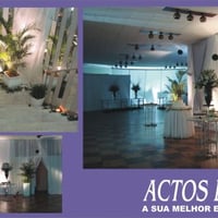 Decoração com malhas, arranjos e folhagens.