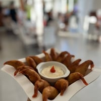 Camarão empanado servido com delicioso molho de catupiry cremoso.?