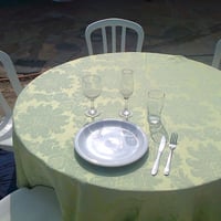 Mesa redonda de madeira com 6 ou 8 cadeiras, com ou sem toalha. 
Contato: 61 991419036 (Telefone e