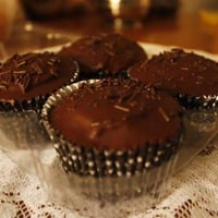 cupcakes de diversos sabores e recheios,com cobertura de ganache,chocolate derretido ou pasta americ