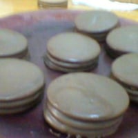 alfachor com recheio de doce de leite e cobertura chocolate meio amargo.