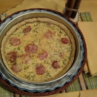 Quiche de calabresa e parmesão