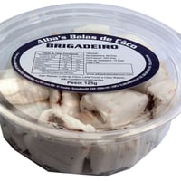 Bala de coco recheada com BRIGADEIRO.
