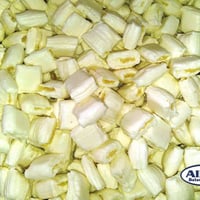 Bala de coco SABOR BEIJINHO recheada com leite condensado e coco ralado.