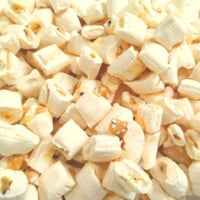 Bala de coco SABOR MARACUJÁ recheada com leite condensado e fruta.