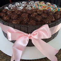 Bolo c/Cerca de Biscoito e Brigadeiros.