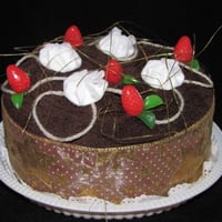 Bolo de Toalha - Chocolate com Morangos e Suspiros