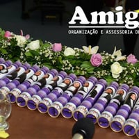 Confecção de canudos personalizados.