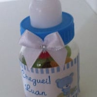 Mini Mamadeira com jujuba ou confete personalizada no tema.