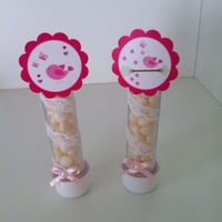 Tubete com balinha de coração personalizado no tema da festa passarinhos.