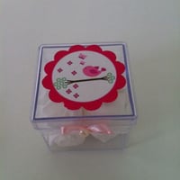 Caixinha acrílica 5x5 com bala de como personalizada no tema da festa passarinhos.