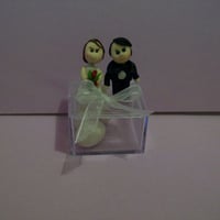 caixa com amendoas com casal de biscuit