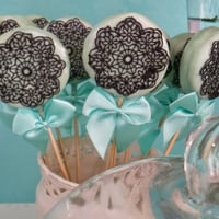 Alfajor com renda de açúcar.