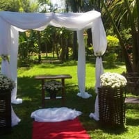 Decoração em sítio com pergolado e voil.