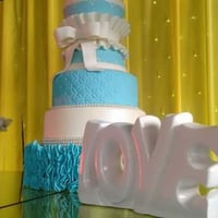 Bolo face e a palavra LOVE em porcelana