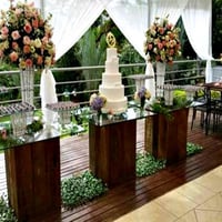Mesa de bolo para decoração de festas de casamento.