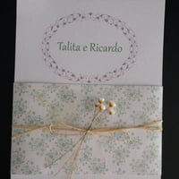 Convite "And I love her".
Papel Offset 240g, impressão laser, fechamento com papel 180g, 