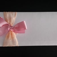 Convite "She loves you".
Papel Offset 240g, impressão laser, renda e fita com laço.
Acom