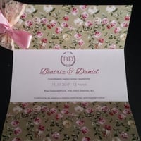 Convite "She loves you".
Papel Offset 240g, impressão laser, renda e fita com laço.
Acom