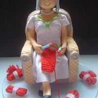 Senhora sentada na poltrona