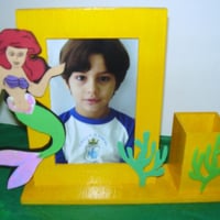 Porta retrato com porta lápis tema da foto: Ariel