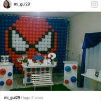 mesa e  painel do homem aranha