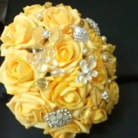 Buquê de flores de EVA e de tecido com broches.